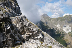 Strada di montagna. Apuan Alps landscape with marble quarries and clouds. Foto stock royalty free. - MyVideoimage.com | Foto stock & Video footage