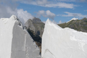 Strada di montagna. White marble with landscape of the Apuan Alps in the marble quarries. - MyVideoimage.com | Foto stock & Video footage