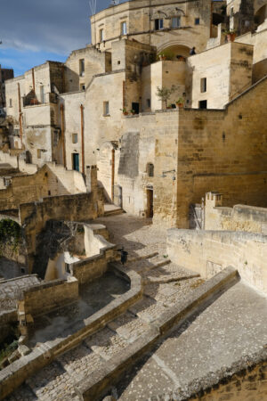 Strade di Matera. Houses, roads and alleys in the Sassi of Matera. Typical dwellings carved into the rock and with facades of beige tuff blocks. - MyVideoimage.com | Foto stock & Video footage