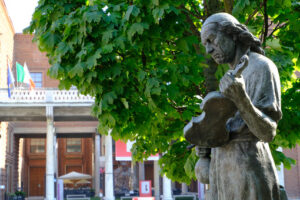 Stradivari monument. Monument of the luthier Antonio Stradivari. Stock photos. - MyVideoimage.com | Foto stock & Video footage