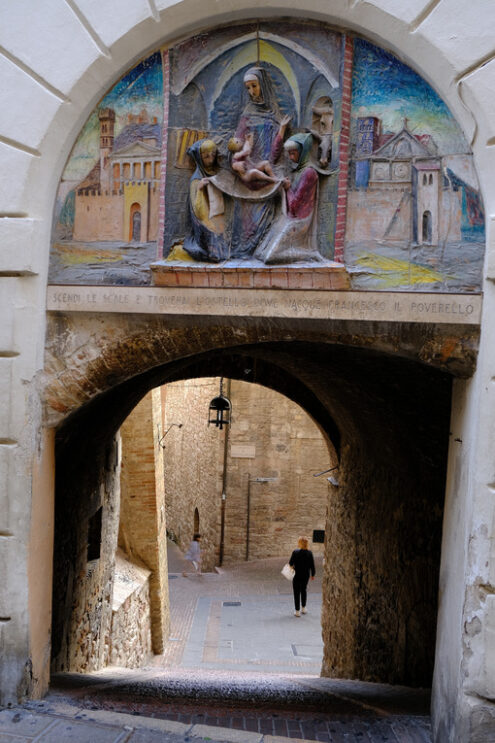 Street with arch and decoration that leads to the birthplace of St. Francis of Assisi. - MyVideoimage.com | Foto stock & Video footage