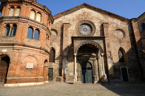 Superfetazione in una chiesa. Romanesque brick church. Foto stock royalty free. - MyVideoimage.com | Foto stock & Video footage