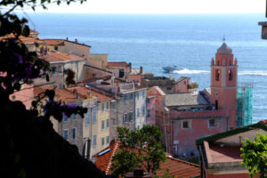 Tellaro panorama.  Top view with the church bell tower, the houses and the sea. - MyVideoimage.com | Foto stock & Video footage