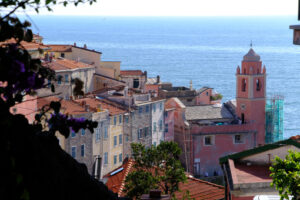 Tellaro: panorama. Village of Tellaro di Lerici near the Cinque Terre. Top view with the church bell tower, the houses and the sea. - MyVideoimage.com | Foto stock & Video footage