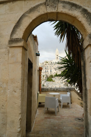 Terrazza Hotel terrace and courtyard with sofas, chairs and tables overlooking the city. Matera foto - MyVideoimage.com | Foto stock & Video footage