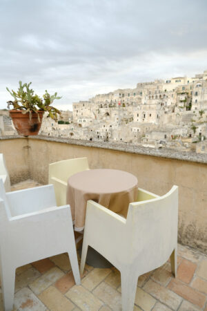 Terrazza panoramica a Matera. Hotel terrace and courtyard with sofas, chairs and tables overlooking the city of - MyVideoimage.com | Foto stock & Video footage