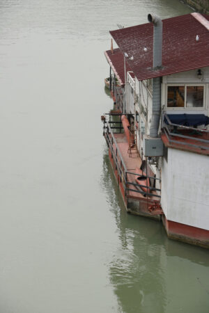 Tevere river. Floating shack on the Tiber river with public room and canoes. - MyVideoimage.com | Foto stock & Video footage