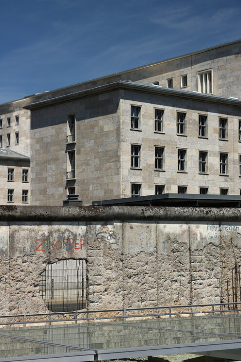 The Berlin Wall with the background of old buildings in West Berlin. Foto Berlino.