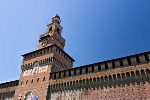 Torre con orologio a Milano. Sforza Castle in Milan. Tower with clock. The tower that overlooks the entrance to the walls of the castle of Milano. - MyVideoimage.com | Foto stock & Video footage