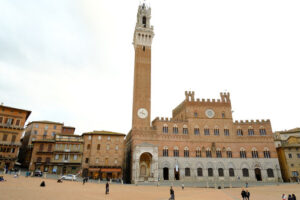 Torre del Mangia and town hall. The building and the Piazza del Campo di Siena are built with Tuscan terracotta bricks. - MyVideoimage.com | Foto stock & Video footage