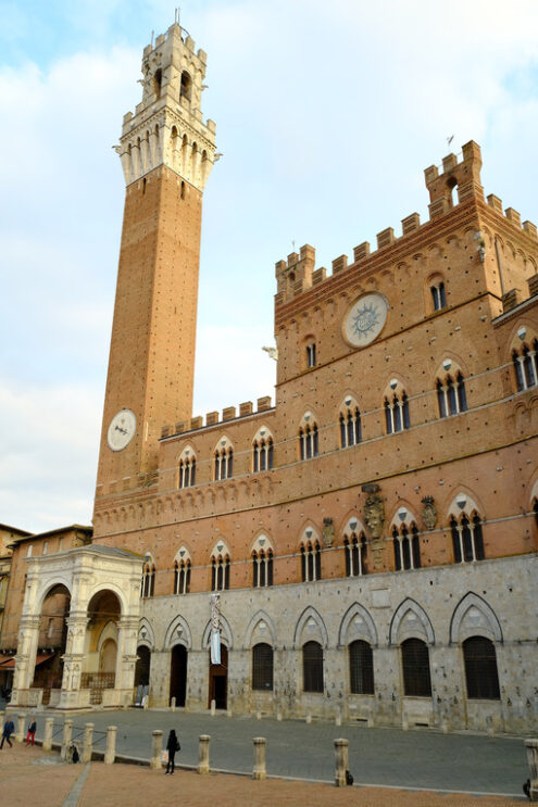 Torre del Mangia and town hall. The building and the Piazza del Campo di Siena are built with Tuscan terracotta bricks. - MyVideoimage.com | Foto stock & Video footage