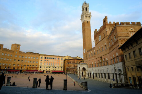 Torre del Mangia and town hall. The building and the Piazza del Campo di Siena are built with Tuscan terracotta bricks. - MyVideoimage.com | Foto stock & Video footage