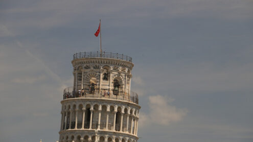 Torre di Pisa. Torre pendente. Cella con campane. Al piano superiore, i turisti in visita. - MyVideoimage.com | Foto stock & Video footage