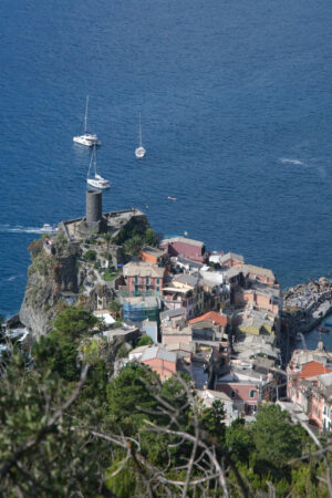 Torre di Vernazza. Ancient tower dominates the sea with boats. Vernazza, Cinque Terre, La Spezia, Italy. - MyVideoimage.com | Foto stock & Video footage