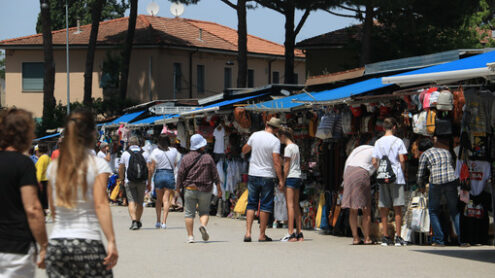 Tourist market in Pisa. In the stalls, visitors buy souvenirs. - MyVideoimage.com | Foto stock & Video footage