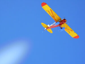 Tourist plane in the blue sky. Foto aereo. Airplane photos