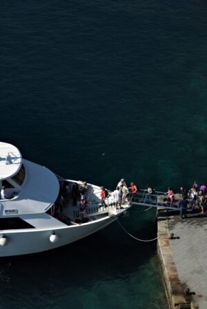 Tourists Cinque Terre. Boat with tourists who disembark in Vernazza,  Cinque Terre village. Disembarkation of tourists in the deep blue sea - MyVideoimage.com | Foto stock & Video footage