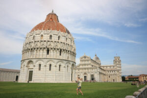 Tourists in pisa. Piazza dei Miracoli of Pisa. People photograph the monuments and the leaning tower. - MyVideoimage.com | Foto stock & Video footage