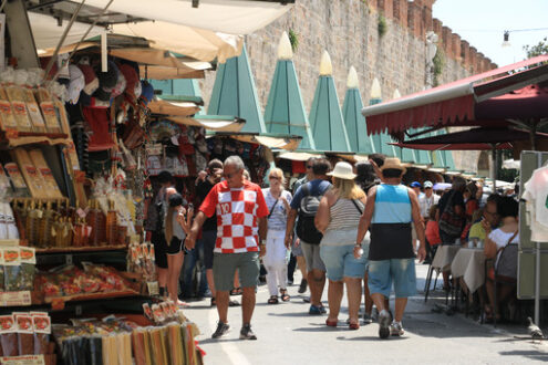 Tourists market. Pisa Tuscany. Tourist market in the city of Pisa. In the stalls, visitors buy souvenirs. Photo stock royalty free. - MyVideoimage.com | Foto stock & Video footage