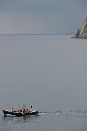 Tourists on a boat in Liguria. Typical Ligurian boat with tourists in the Cinque Terre sea. - MyVideoimage.com | Foto stock & Video footage