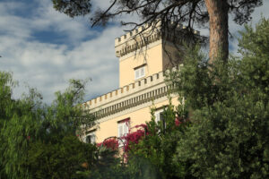 Tower of a Mediterranean villa with green park. Rich vegetation - MyVideoimage.com