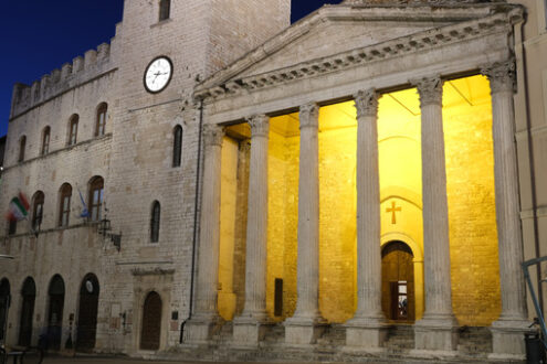 Town square of Assisi with the tower and the temple of Minerva. The city of San Francesco with the lights of the night. - MyVideoimage.com