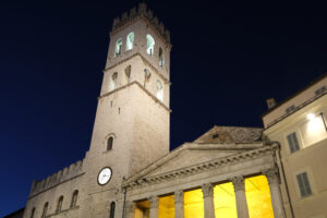 Town square of Assisi with the tower and the temple of Minerva. The city of San Francesco with the lights of the night. - MyVideoimage.com