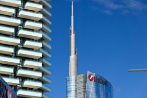 Traffico Milano. Edifici moderni, grattacieli, strade con traffico. Grattacieli di vetro. Diamond Tower BNP Paribas. - MyVideoimage.com | Foto stock & Video footage