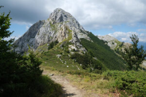 Trail in the mountains. Trail on the top of a mountain in the Apuan Alps in Tuscany. Stock photos. - MyVideoimage.com | Foto stock & Video footage