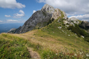 Trail on the mountain. Clouds on top of a mountain in the Apuan Alps in Tuscany. Stock photos. - MyVideoimage.com | Foto stock & Video footage