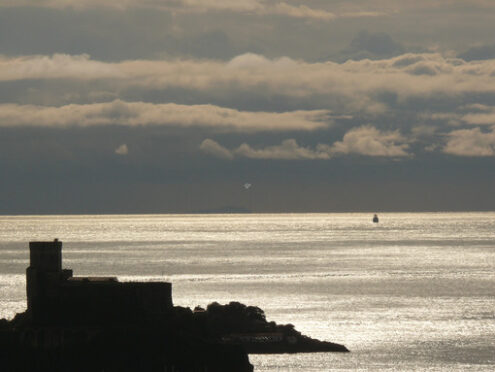 Tramonto sul mare. Silhouette del castello di Lerici al tramonto. - MyVideoimage.com | Foto stock & Video footage