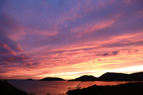 Tramonto sul mare. Sole che tramonta sul mare con nuvole rosse e blu. Golfo di La Spezia. - MyVideoimage.com | Foto stock & Video footage