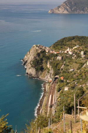 Treno Cinque Terre, Stazione. Vista sul mare con il villaggio e la stazione ferroviaria di Corniglia. - MyVideoimage.com | Foto stock & Video footage