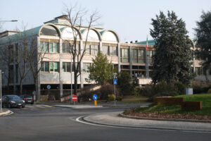 Tribunale Busto. Busto Arsizio court building. The building has facades covered in stone and a barrel vaulted roof covered in green oxidized copper. - MyVideoimage.com | Foto stock & Video footage