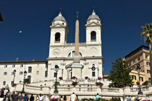 Trinità dei Monti. Chiesa fotografata da Piazza di Spagna, in linea con Via Condotti. - MyVideoimage.com | Foto stock & Video footage