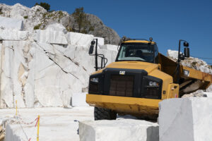 Truck in the quarry. Big yellow truck in a white marble quarry in the Apuan Alps. - MyVideoimage.com | Foto stock & Video footage