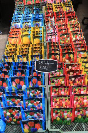 Tulip bulbs. Bags with tulip bulbs in a market stall. - MyVideoimage.com | Foto stock & Video footage