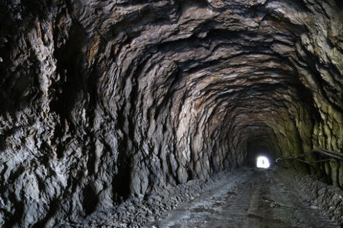 Tunnel in the rock. Gallery carved into the rock. Dirt road tunnel. In the mountains of the Apuan Alps. - MyVideoimage.com | Foto stock & Video footage