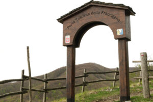 Tuscany door. Tuscan gate of the Via Francigena to the Cisa Pass. Stock photos. - MyVideoimage.com | Foto stock & Video footage