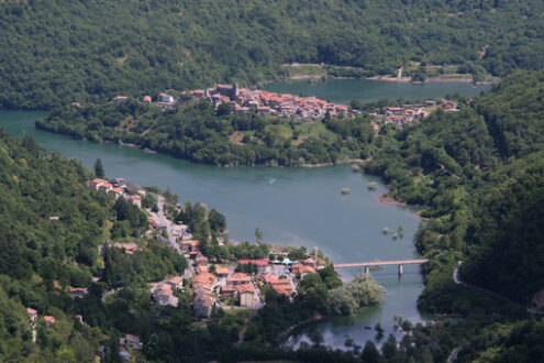 Tuscany lake of Vagli  in Garfagnana with the village of Vagli di Sotto. - MyVideoimage.com | Foto stock & Video footage