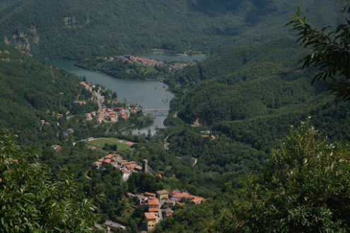 Tuscany lake of Vagli  in Garfagnana with the village of Vagli di Sotto. - MyVideoimage.com | Foto stock & Video footage