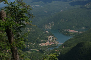 Tuscany lake of Vagli  in Garfagnana with the village of Vagli di Sotto. - MyVideoimage.com | Foto stock & Video footage