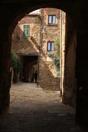 Tuscany village, courtyard and streets covered with vaults. - MyVideoimage.com | Foto stock & Video footage