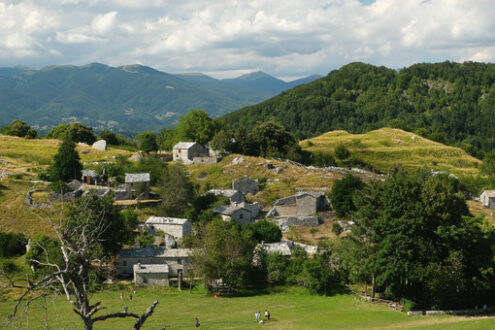 Tuscany village. Campocatino in Garfagnana, in the green valley of the Apuan Alps mountains. - MyVideoimage.com | Foto stock & Video footage