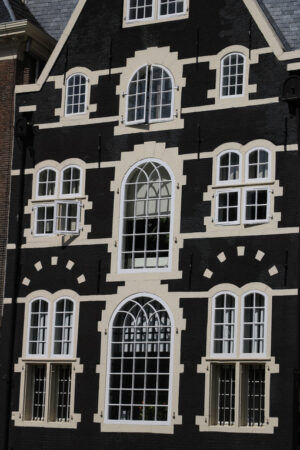 Typical Dutch houses seen from the canals of Amsterdam. Facade p - MyVideoimage.com | Foto stock & Video footage