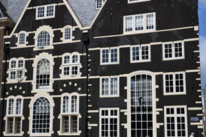 Typical Dutch houses seen from the canals of Amsterdam. Facade p - MyVideoimage.com | Foto stock & Video footage