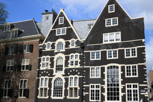 Typical Dutch houses seen from the canals of Amsterdam. Facade p - MyVideoimage.com | Foto stock & Video footage