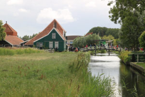 Typical Dutch houses. Typical Dutch houses on the canal near Amsterdam. In the land of windmills there are many traditional houses along the river. - MyVideoimage.com | Foto stock & Video footage