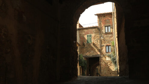 Typical Tuscan houses. Courtyard and streets covered with vaults in the village of Pereta. - MyVideoimage.com | Foto stock & Video footage