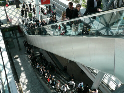 Uomini d’affari. Groups of business people at the Milan fair. Escalators and moving belts. Modern architecture in glass and steel. - MyVideoimage.com | Foto stock & Video footage